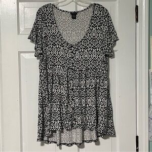 Torrid Black and White Geometric Flutter Sleeve  babydoll hi-low tunic Blouse